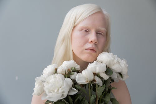 玫瑰的冷静白化女人 · 免费素材图片