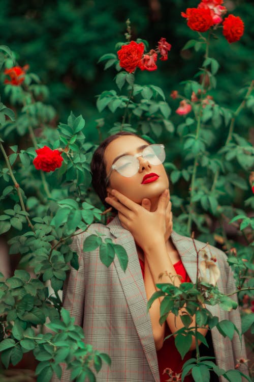 站在植物旁边的女人的照片 · 免费素材图片