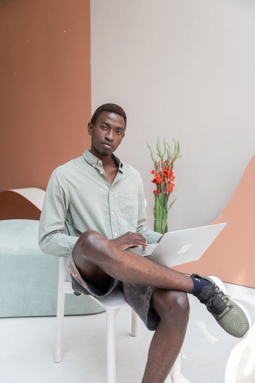 有膝上型计算机的严肃的黑人在办公室 · 免费素材图片