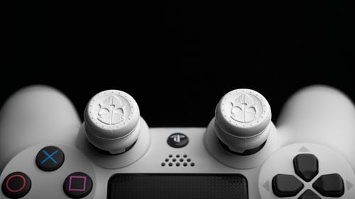 白色游戏控制器的特写照片 · 免费素材图片