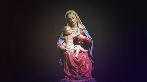 玛丽母亲和基督雕像在黑色背景上 · 免费素材图片