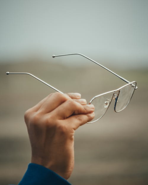 有关垂直拍摄, 手, 浅焦点的免费素材图片