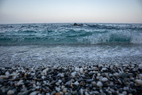 海浪在岸上崩溃 · 免费素材图片