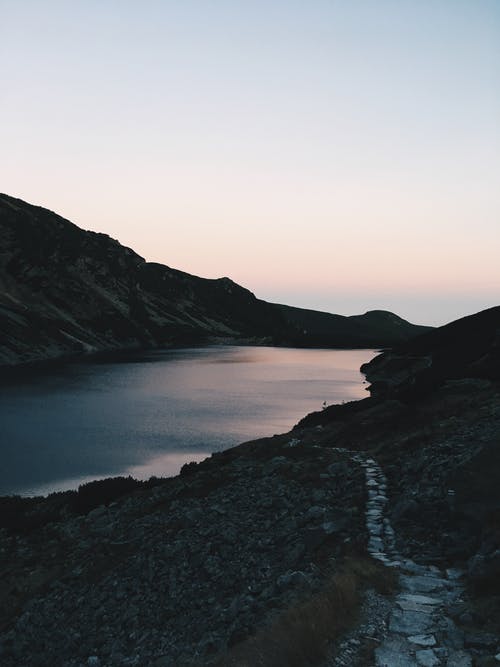湖景山航拍 · 免费素材图片