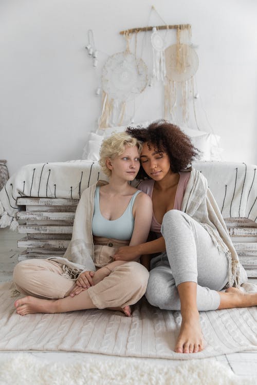女同性恋多样化的夫妇在卧室休息时拥抱 · 免费素材图片