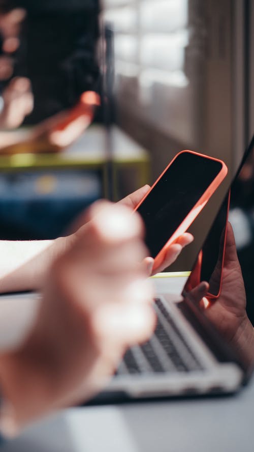 有关垂直拍摄, 握住, 智慧手机的免费素材图片