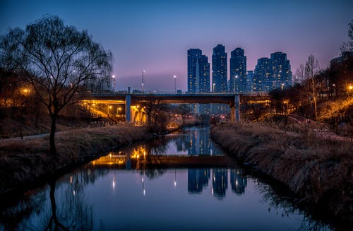 有关反射, 城市, 城市的灯光的免费素材图片