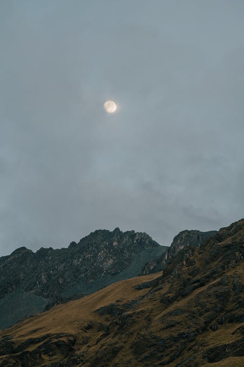 白云下的棕色和绿色山 · 免费素材图片