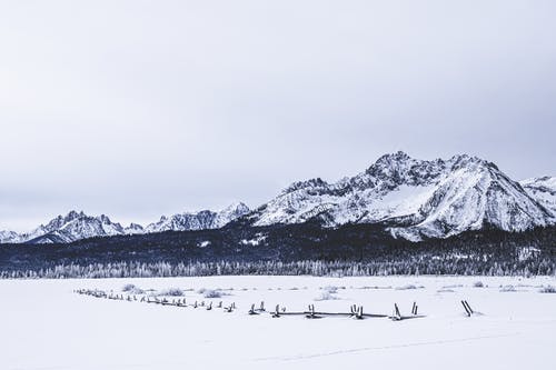 白天雪山的风景照片 · 免费素材图片