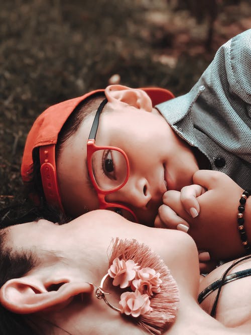 男孩戴红框眼镜 · 免费素材图片