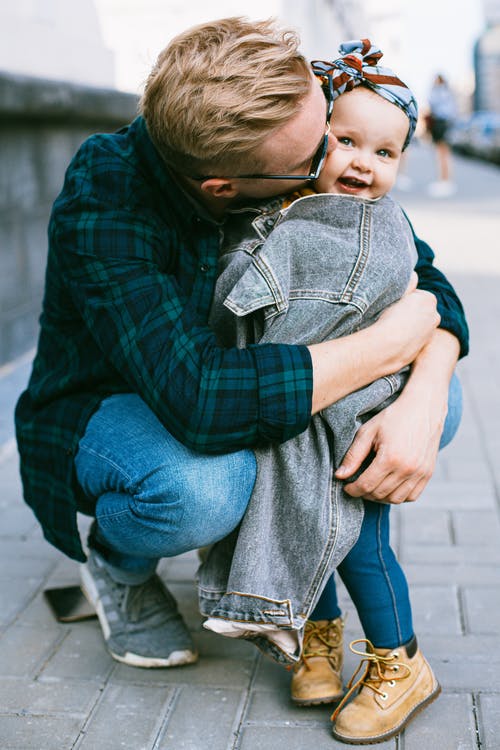 一个男人拥抱她可爱的女儿 · 免费素材图片