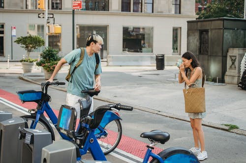 不同的朋友准备骑自行车和拍照 · 免费素材图片