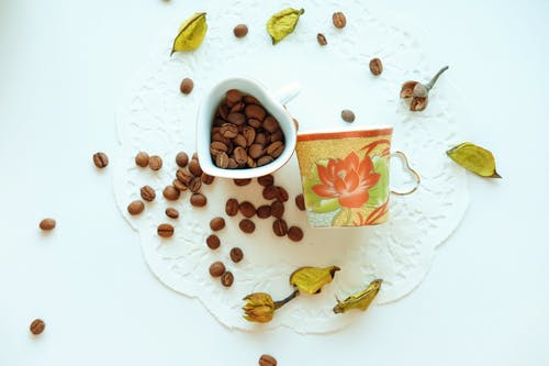 棕色白色陶瓷容器上的咖啡豆 · 免费素材图片