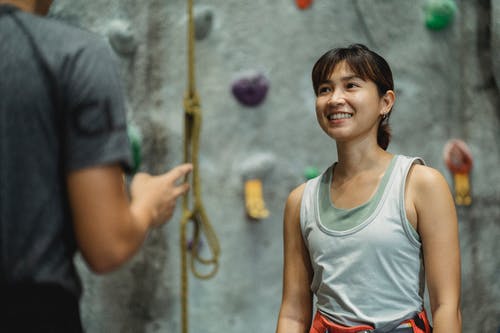 作物教练教微笑亚洲登山者练习之前 · 免费素材图片