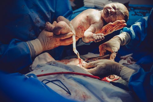 医生抱着婴儿 · 免费素材图片