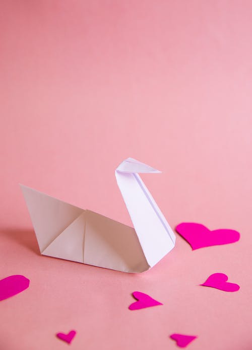 白皮书船在粉红色的心形纸上 · 免费素材图片