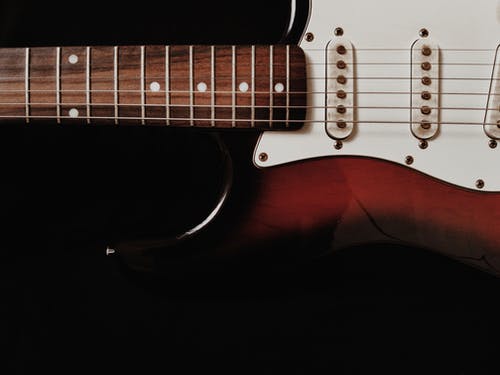 白色电吉他的特写照片 · 免费素材图片