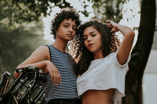 两个女人站在树附近 · 免费素材图片