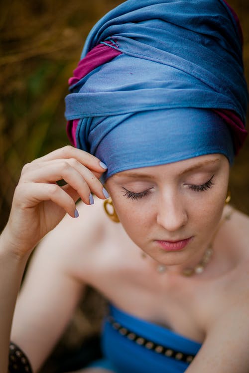 女人穿着蓝色头饰 · 免费素材图片