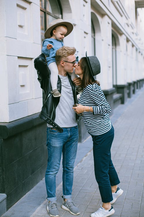 对幸福的夫妻，带着他们的宝贝女儿 · 免费素材图片