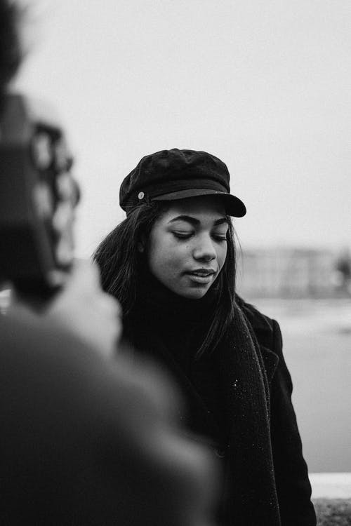 黑色外套和黑色帽子的女人的灰度照片 · 免费素材图片