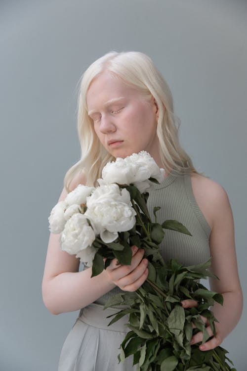 白种女人与束鲜花 · 免费素材图片