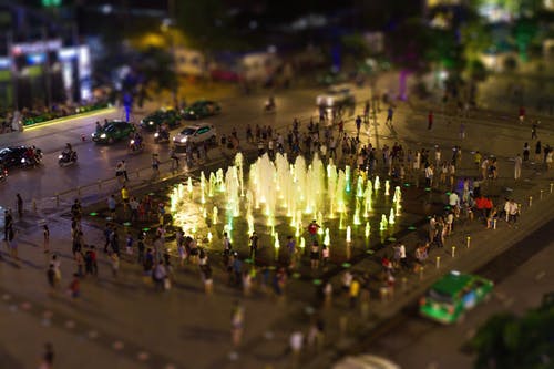 夜间被人包围的喷泉 · 免费素材图片