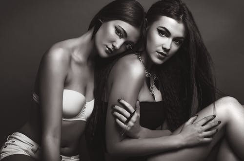 两个女人穿着黑色和白色的胸罩 · 免费素材图片