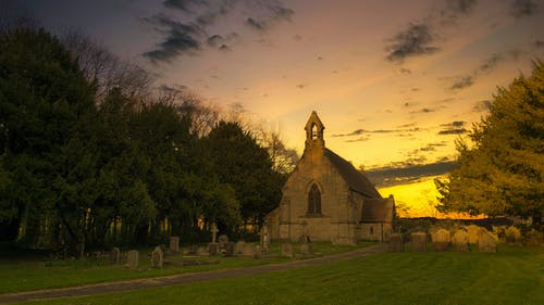 棕色混凝土教堂日落时的照片 · 免费素材图片