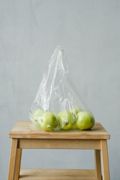 塑料袋里的青苹果 · 免费素材图片