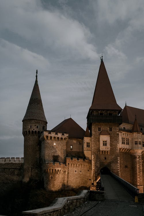 令人沮丧的天空下的中世纪石城堡 · 免费素材图片