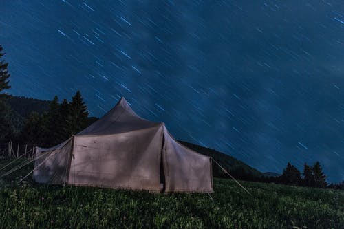 夜间在绿色草地上的棕色帐篷 · 免费素材图片