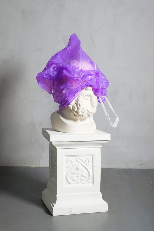 紫罗兰色覆盖的白色雕塑 · 免费素材图片