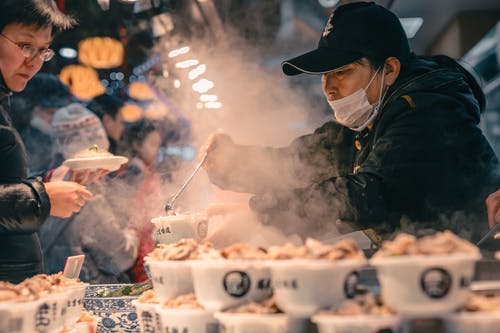 卖食物在杯子里的男人 · 免费素材图片