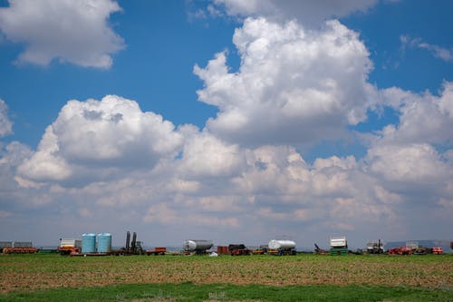 多云的天空下农场设备的风景摄影 · 免费素材图片