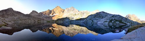 白天在水体附近的布朗山 · 免费素材图片