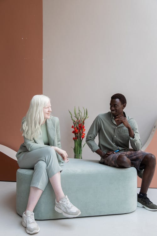 坐在蒲团上的不同同事 · 免费素材图片