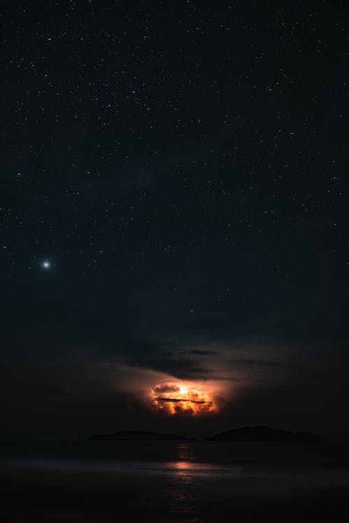橙色天空和黑色银河天空 · 免费素材图片