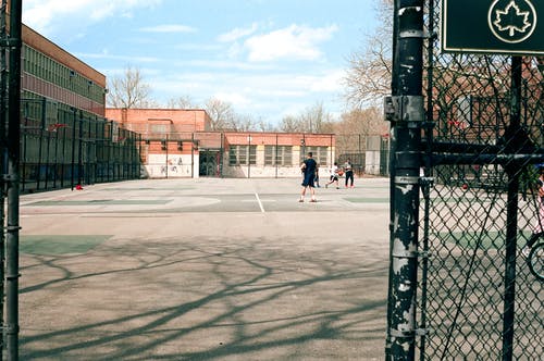 在篮球场上玩的人 · 免费素材图片