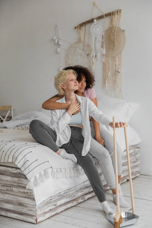 在卧室里在家工作后休息的女同性恋多样化夫妇 · 免费素材图片