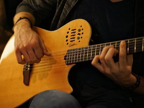 棕色民谣吉他 · 免费素材图片