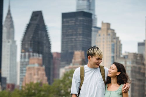 拥抱在城市公园的快乐多种族夫妇 · 免费素材图片