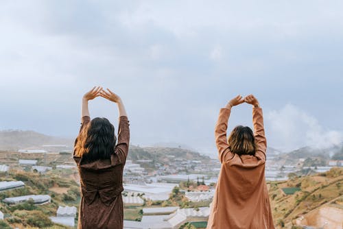 女人举手的浅焦点照片 · 免费素材图片