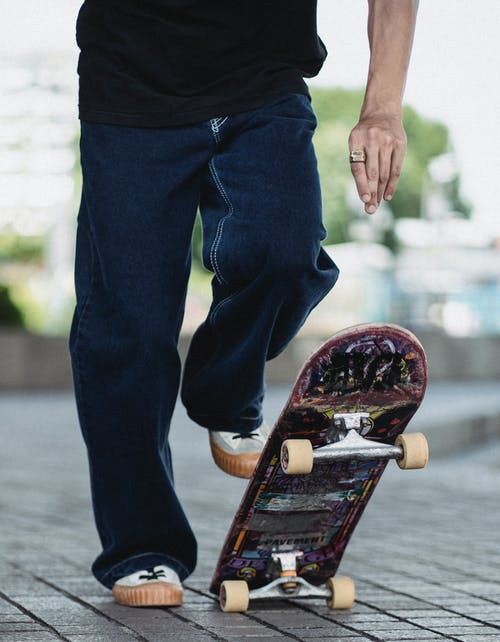 裁剪与滑板在公园里的男人 · 免费素材图片