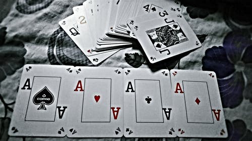 布上扑克牌的灰度摄影 · 免费素材图片