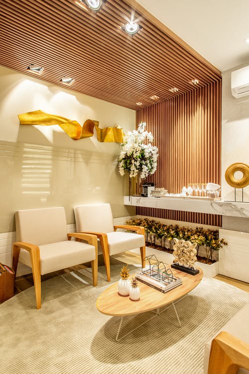 两把白棕扶手椅 · 免费素材图片