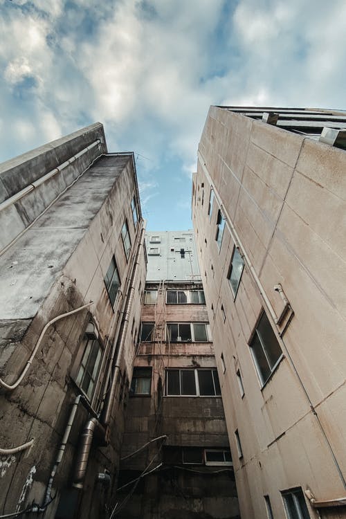 有关低角度, 多云的天空, 建造的免费素材图片