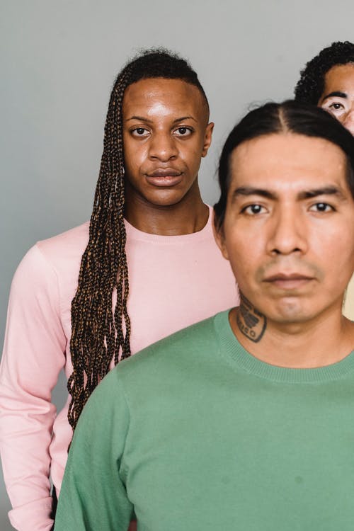 一群站在工作室的不同男人 · 免费素材图片