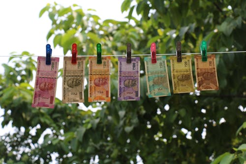 七印度卢比钞票挂在晾衣绳上的衣夹 · 免费素材图片