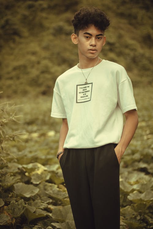 有关双手插在口袋里, 垂直拍摄, 户外的免费素材图片